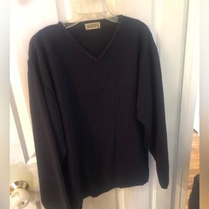 Men’s Vintage v- neck sweater size Large in great condition.